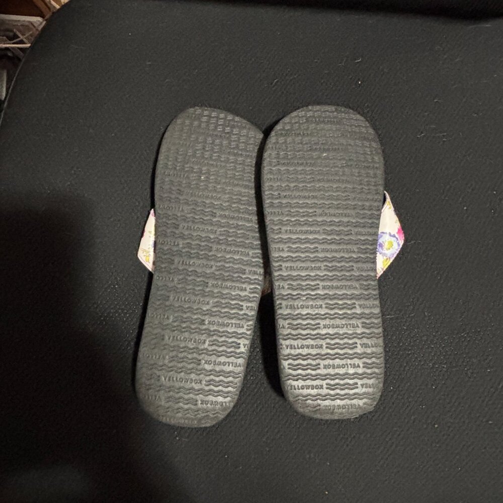 Yellow Box flip flops - Picture 3 of 4